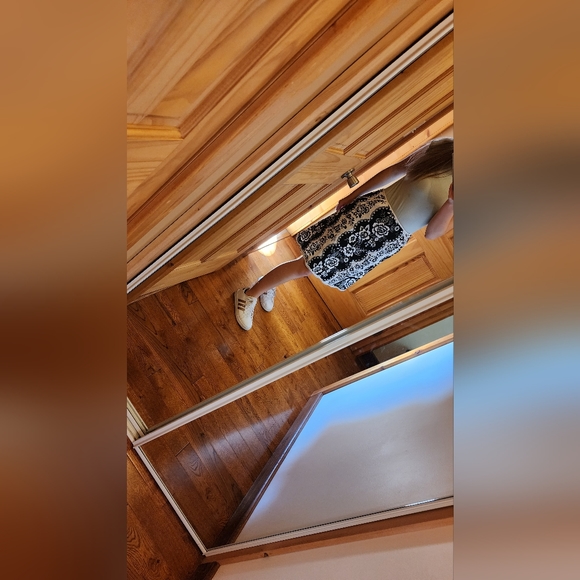 ℰ𝓋ℯ𝓇𝒹𝒶𝓎 𝒞𝒶𝓈𝓊𝒶𝓁, ℬ𝓁𝒶𝒸𝓀 & 𝒲𝒽𝒾𝓉ℯ, ℱ𝓁ℴ𝓇𝒶𝓁 𝒮𝓀𝒾𝓇𝓉 - Picture 1 of 4